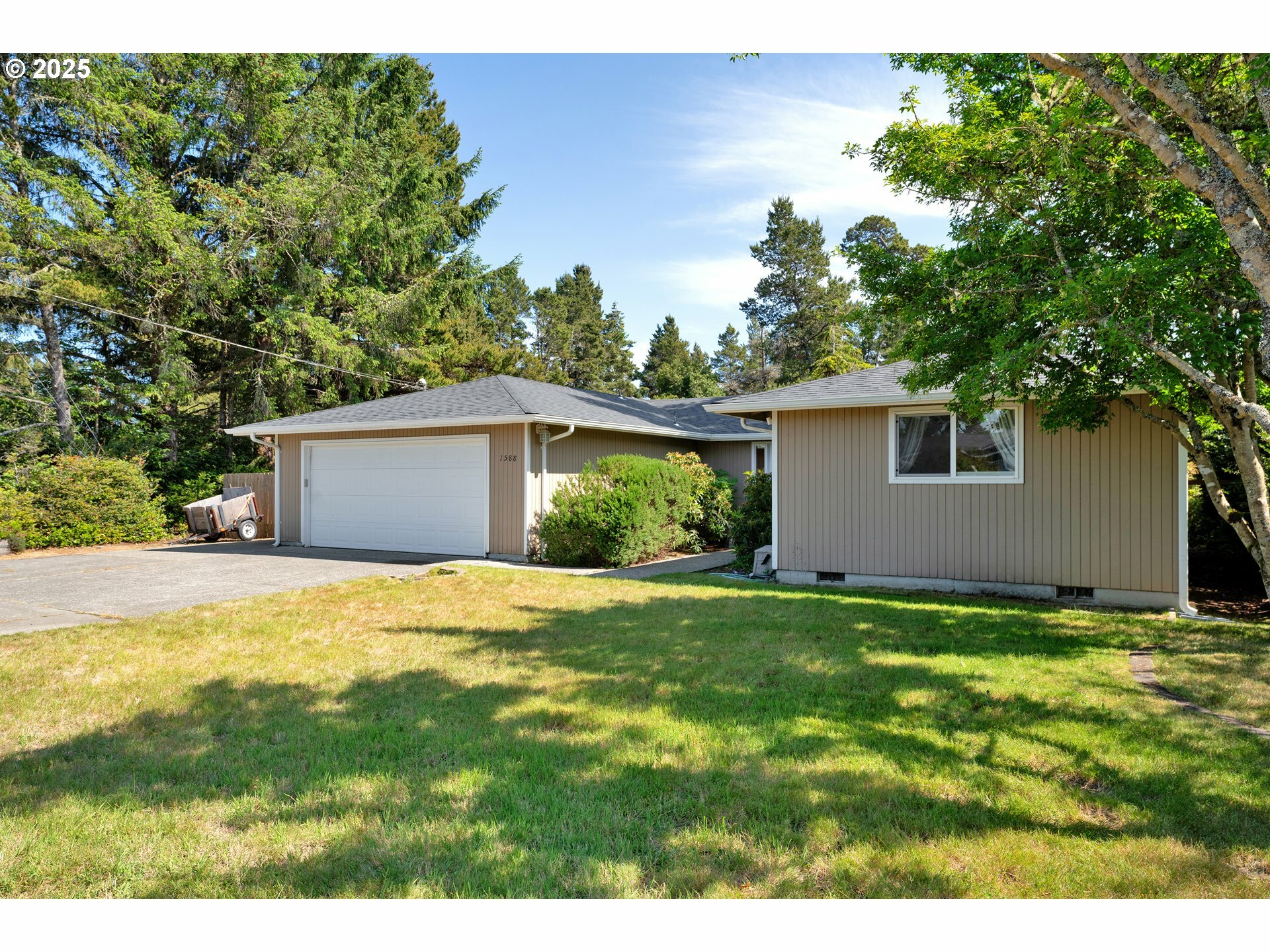 Property Photo: 1588 20th St OR 97439