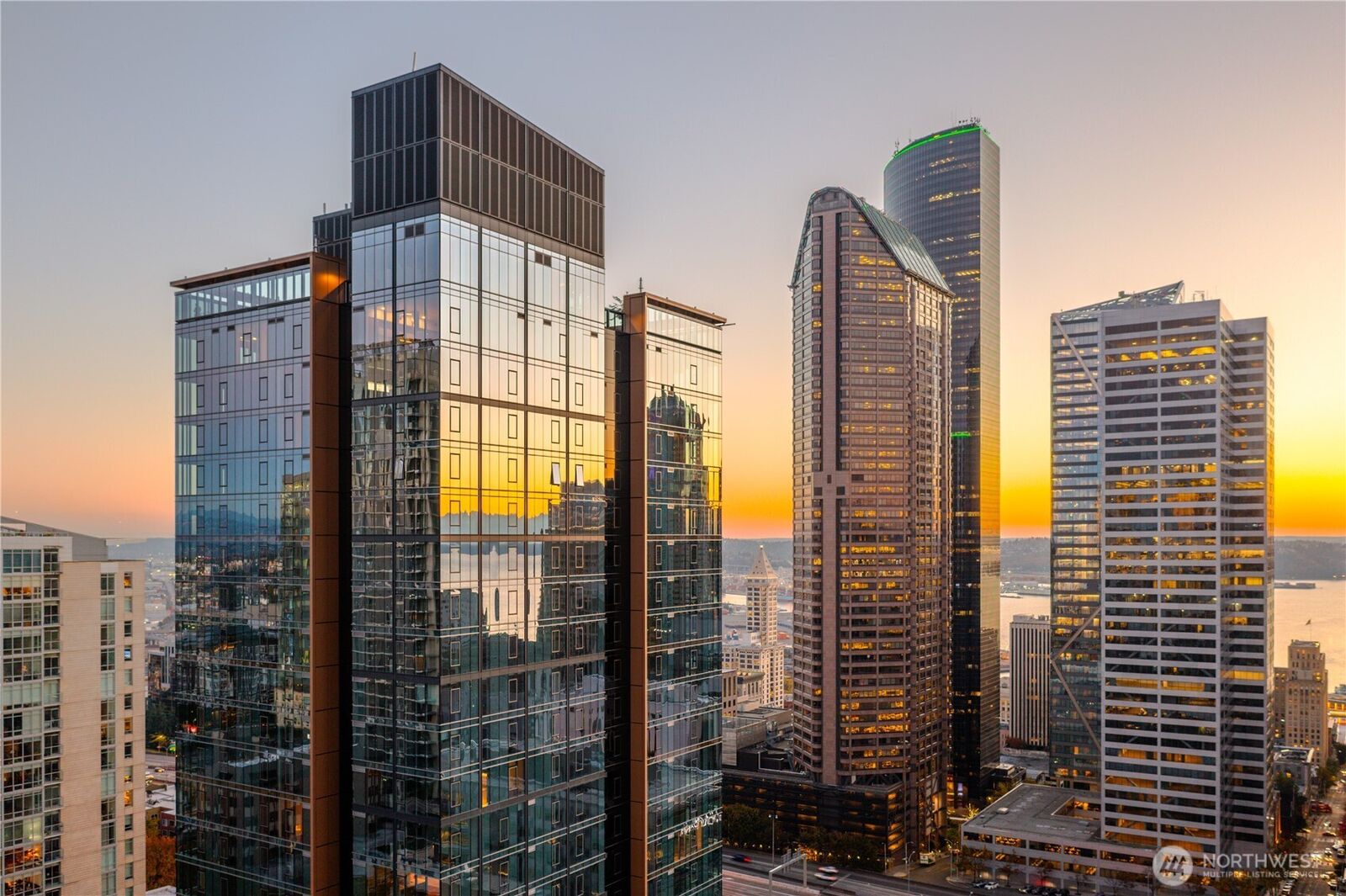 Property Photo:  800  Columbia Street 2708  WA 98104 