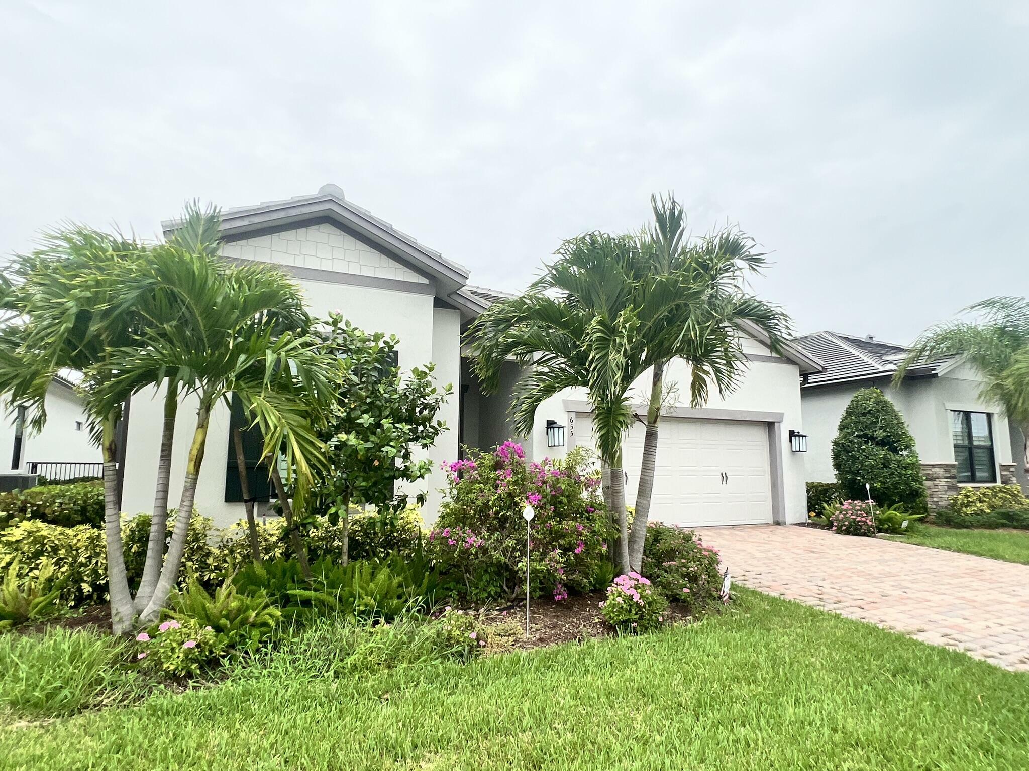 Property Photo: 655 SE Boboli Way FL 34984