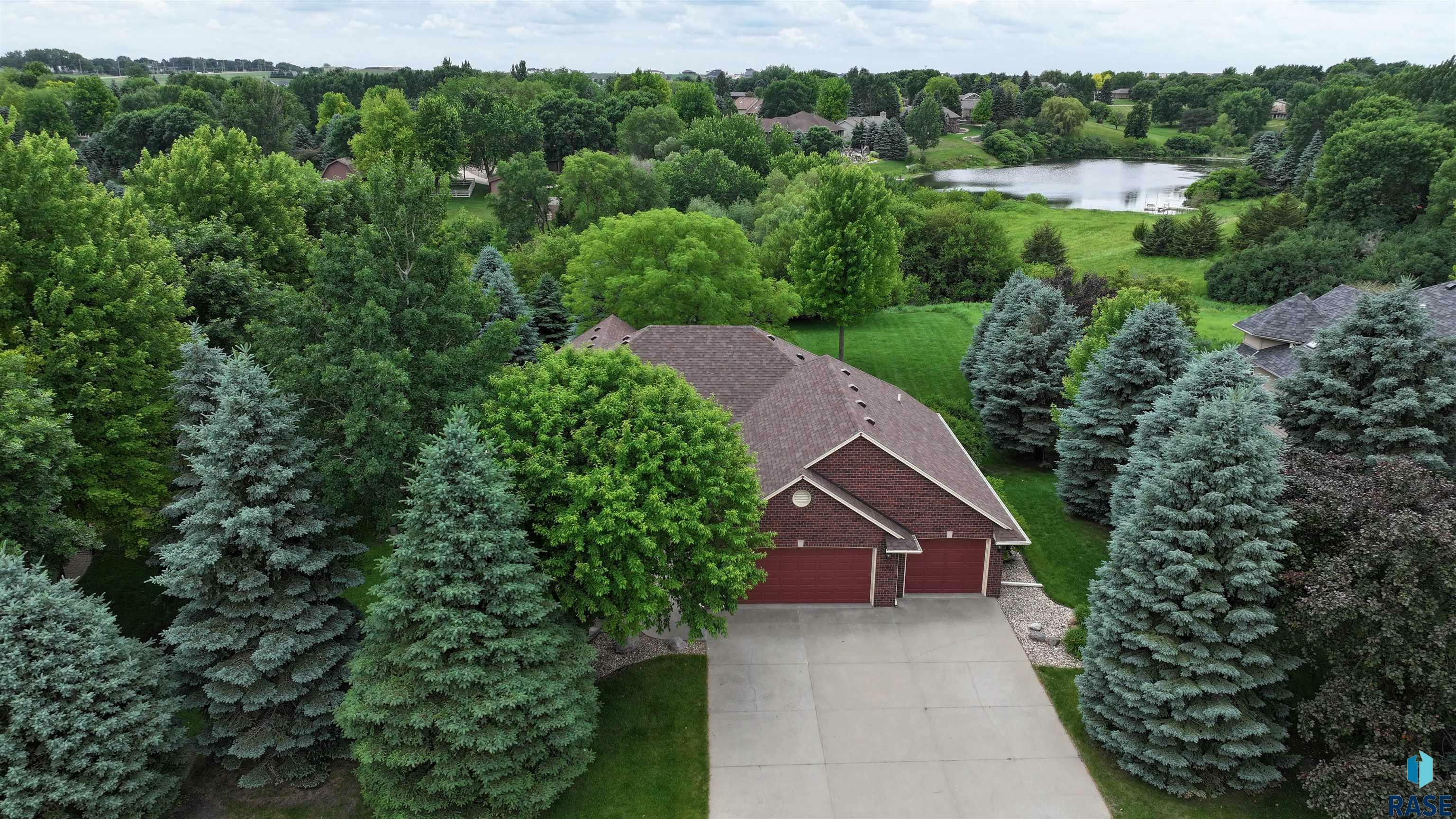 Property Photo: 6811 E Split Rock Cir SD 57110