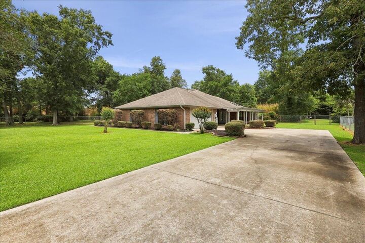 Property Photo:  6208 Rosewood Dr  TX 77632 