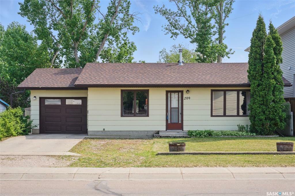 Property Photo: 209 4th Street W SK S0K 4S0