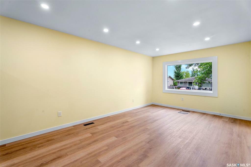 Property Photo:  631 20th Street E  SK S6V 1L5 