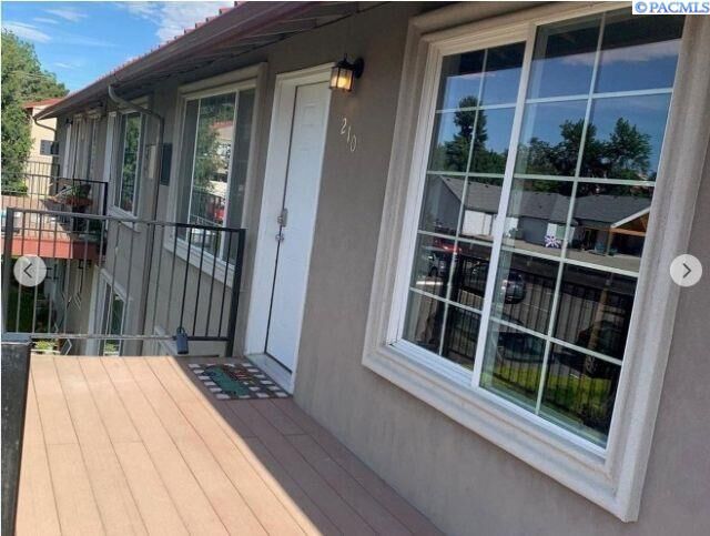 Property Photo:  526 S 40th Ave #D-210  WA 99353 