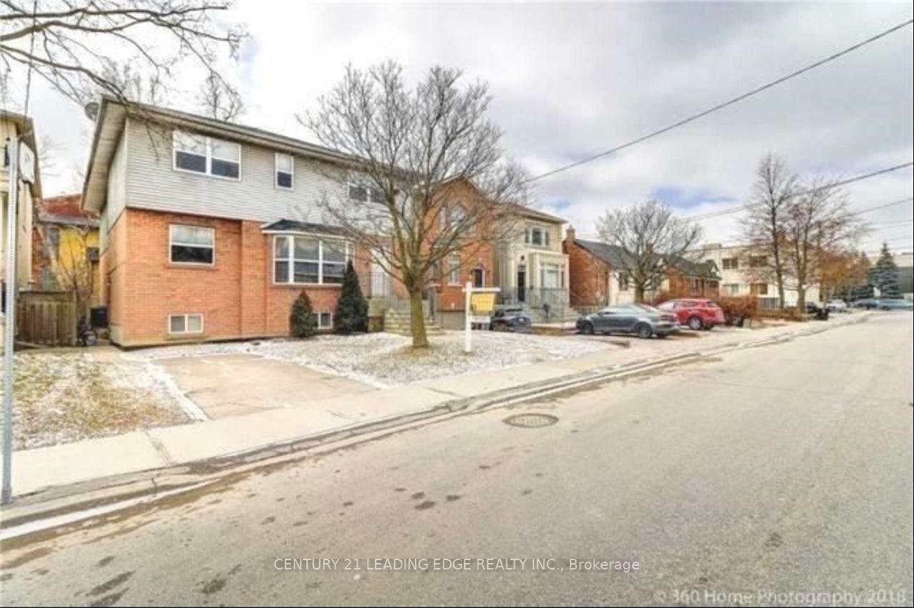 Property Photo: 527 Glengarry Avenue Bsmt 2 ON M5M 1G2