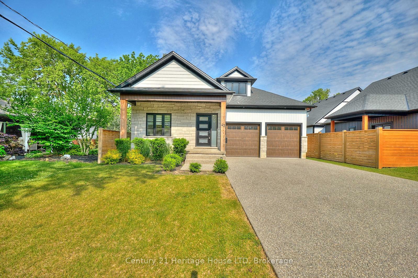 Photo de la propriété: 42 Aquadale Drive ON L2N 2P8