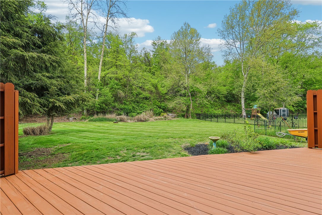 Property Photo: 1237 Oakwood Dr PA 15025