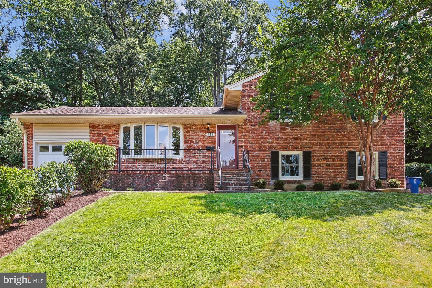 Property Photo: 919 Juniper Place VA 22304