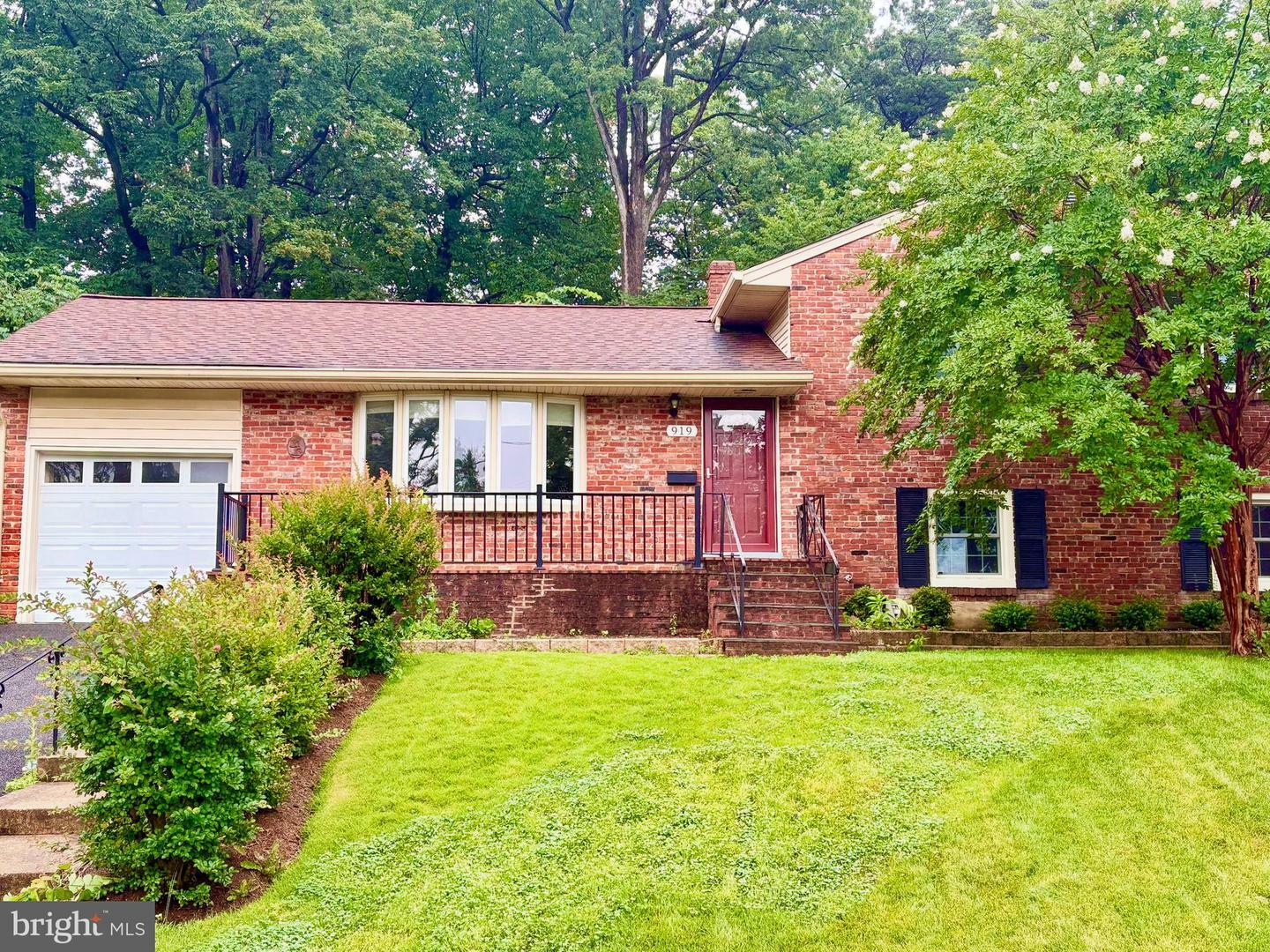 Property Photo: 919 Juniper Place VA 22304
