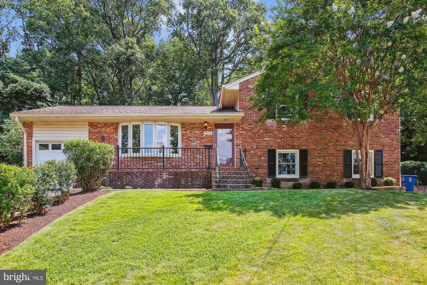 Property Photo: 919 Juniper Place VA 22304