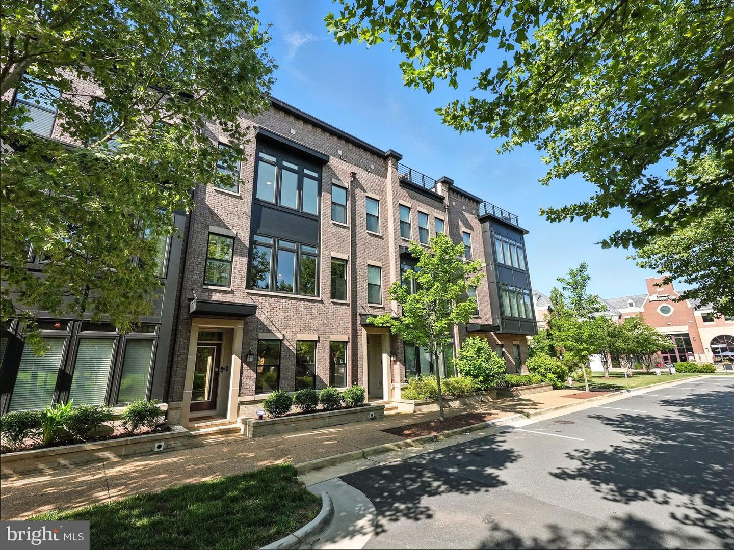 Property Photo: 42391 Willow Creek Way VA 20148