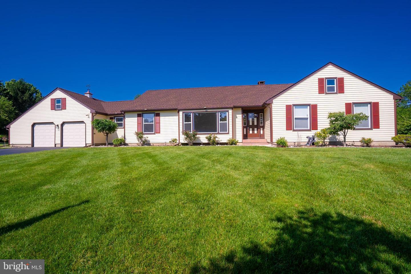 Property Photo:  5 Glengarry Way  NJ 08550 