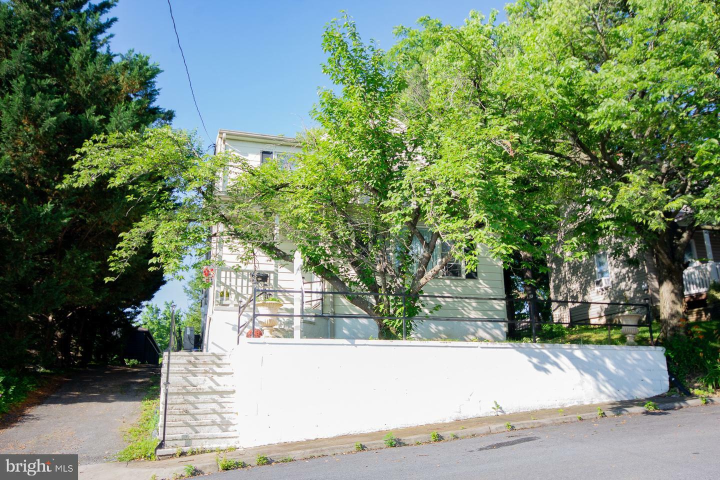 Property Photo: 121 E James Street VA 22601