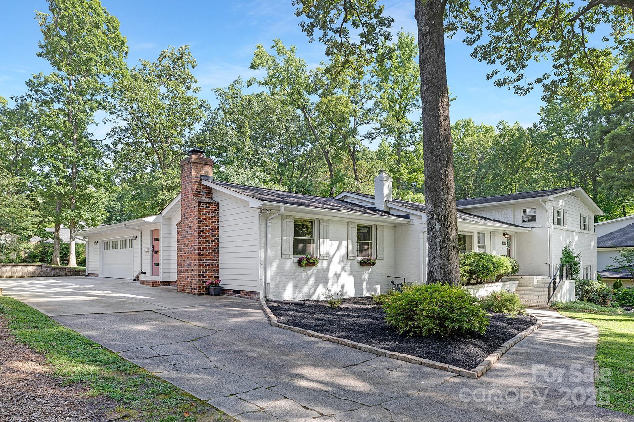 Property Photo: 5611 Robinhood Road NC 28211
