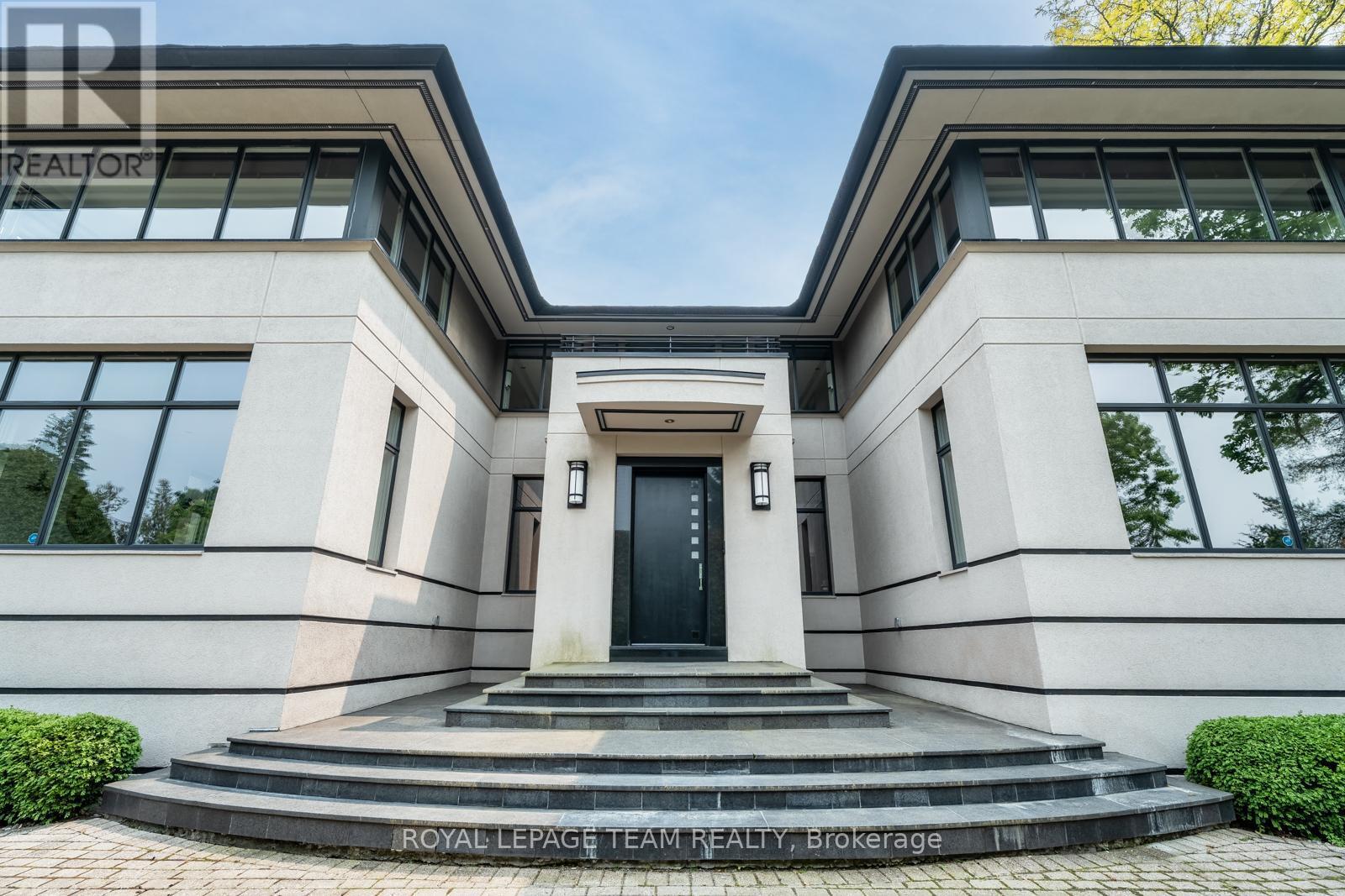 Property Photo: 725 Manor Avenue ON K1M 0E4