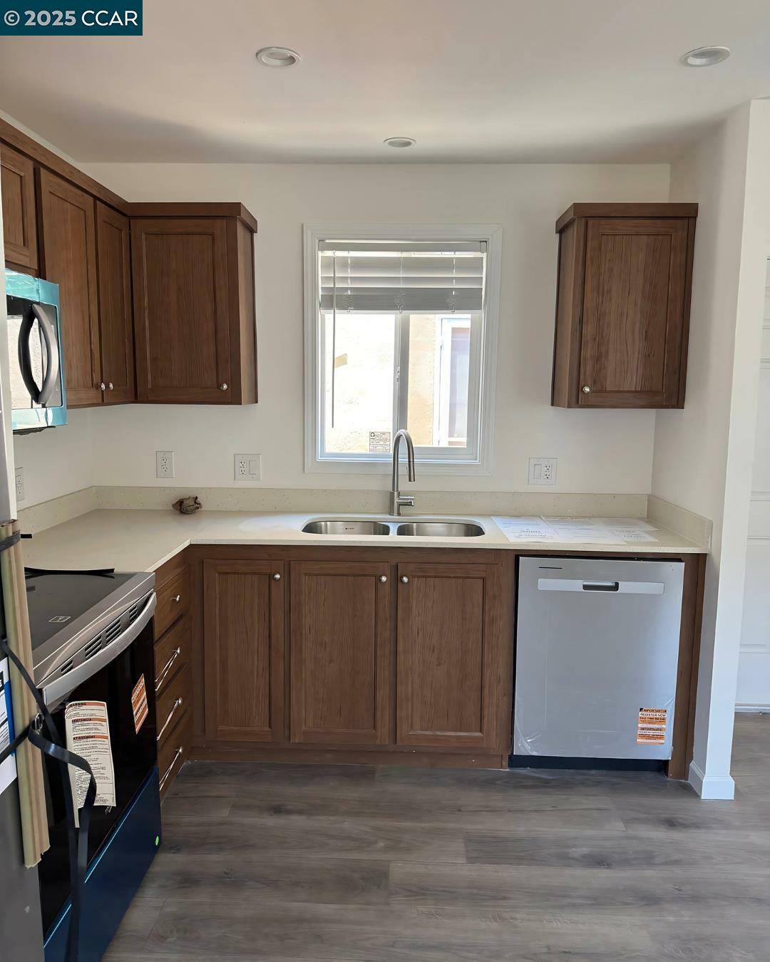 Property Photo:  414 N School St  CA 95240 