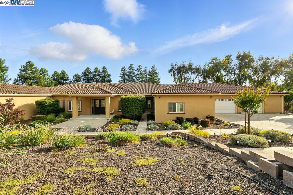 Property Photo: 874 Overhill Dr CA 94544