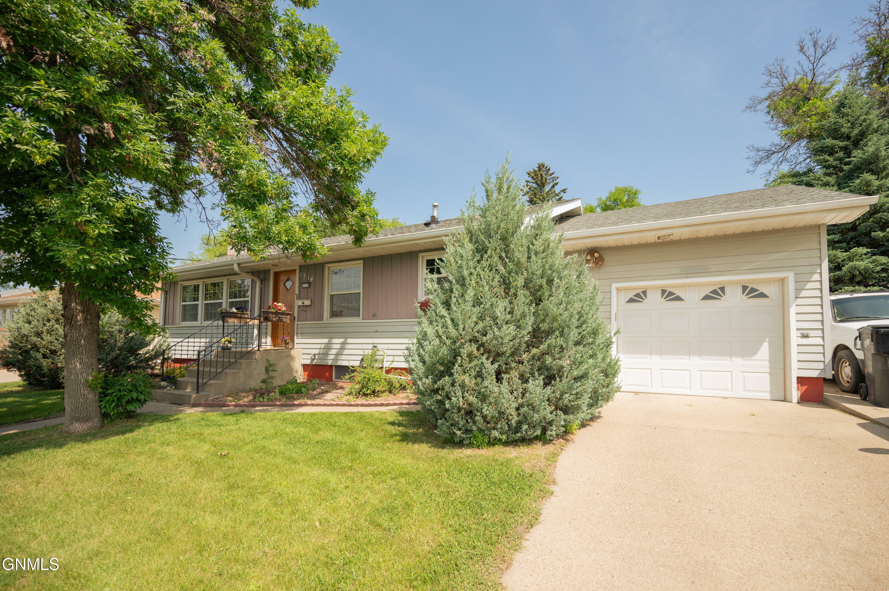 Property Photo: 1314 E Divide Avenue ND 58501