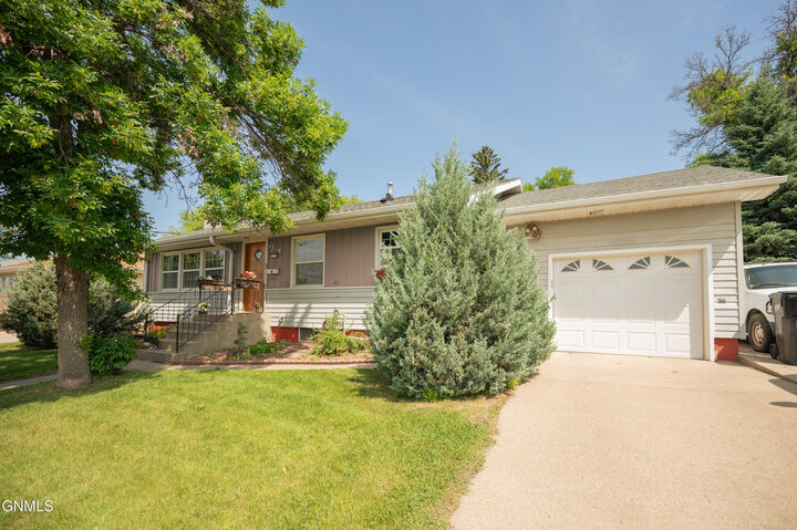 Property Photo: 1314 E Divide Avenue ND 58501