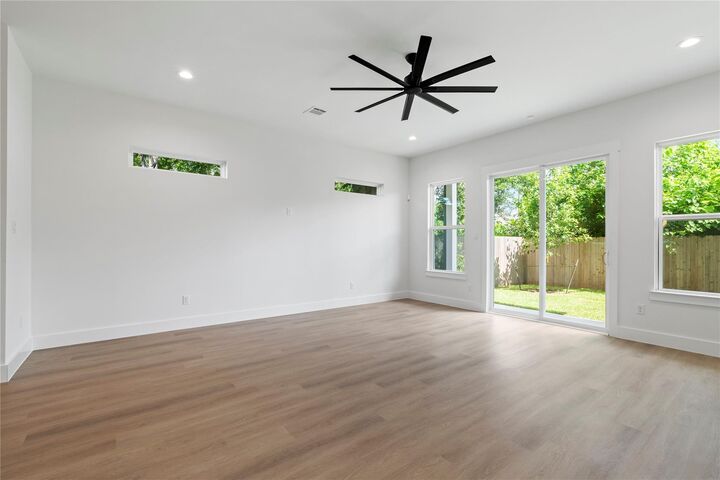 Property Photo:  412 E 34th Street  TX 77018 