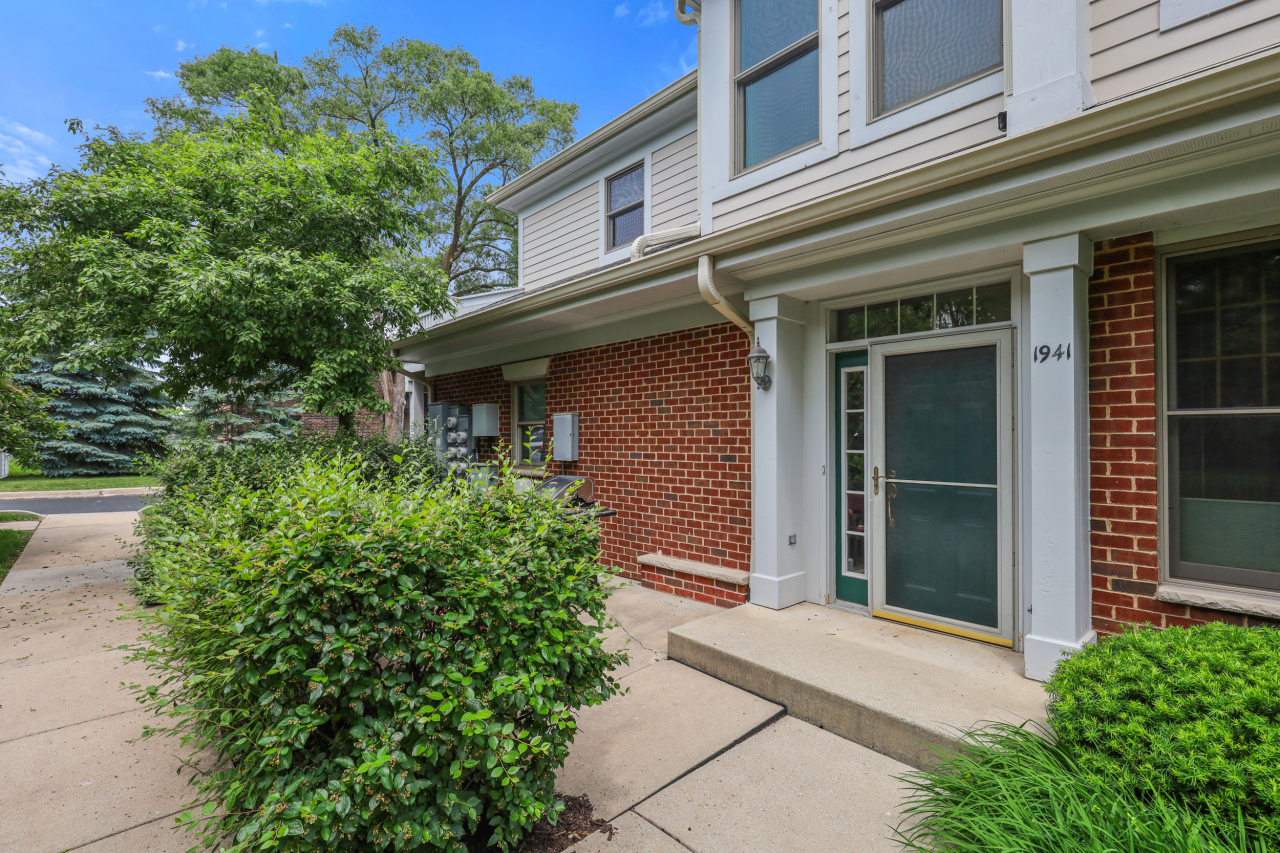 Property Photo:  1941 Norhardt Dr  WI 53045 