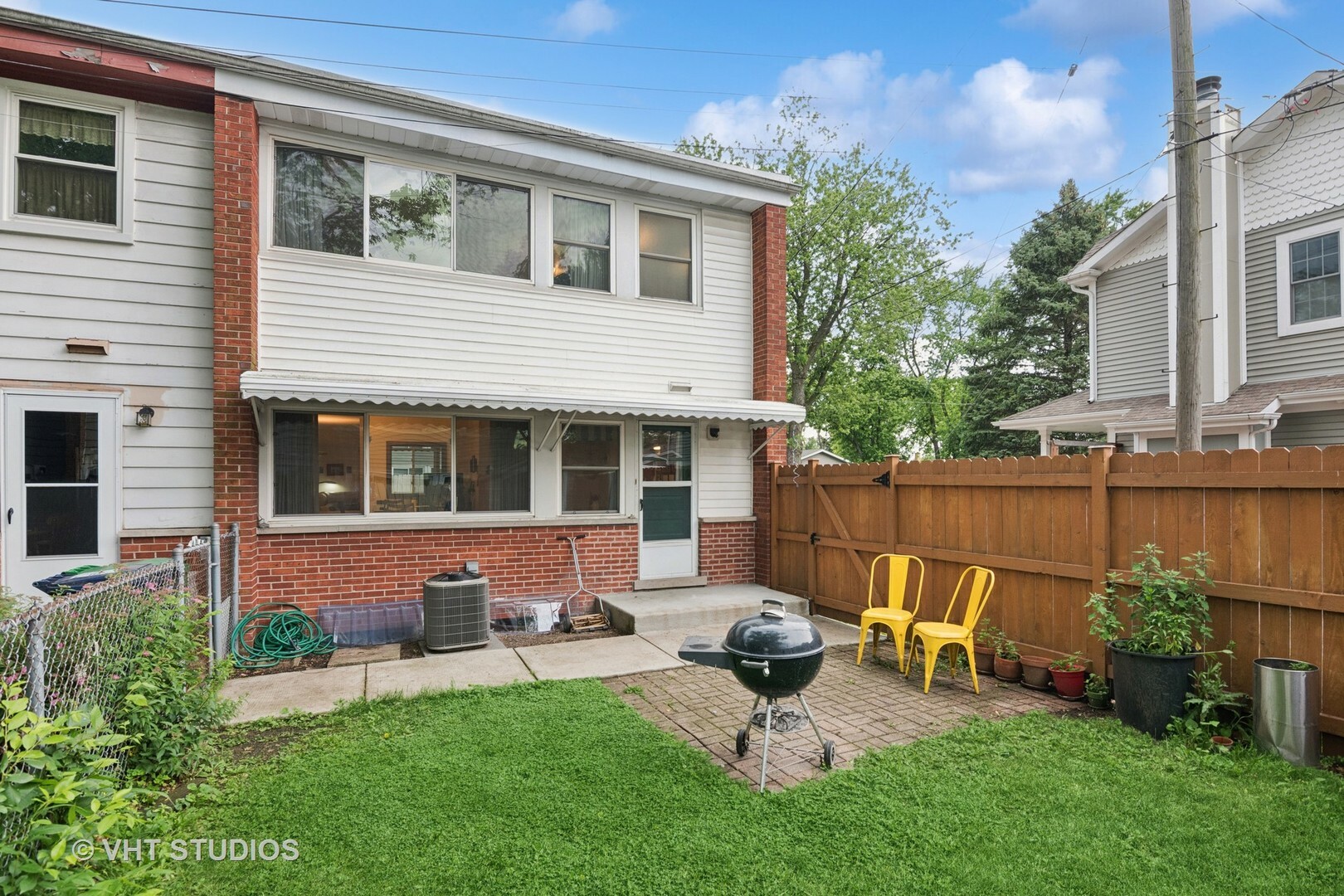 Property Photo: 237 S Edgewood Avenue IL 60148