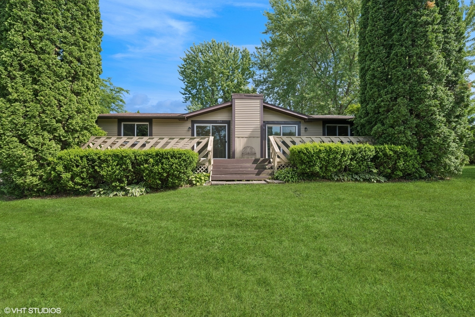 Property Photo: 104 Hastings Way SW IL 61065
