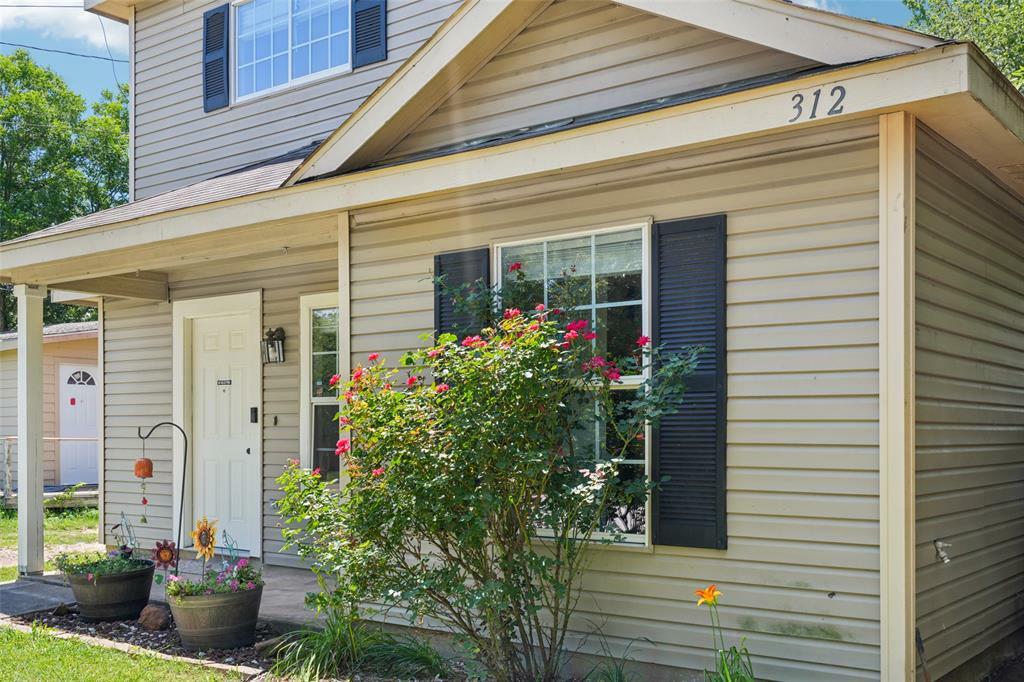 Property Photo: 312 Robertson Street TX 76205