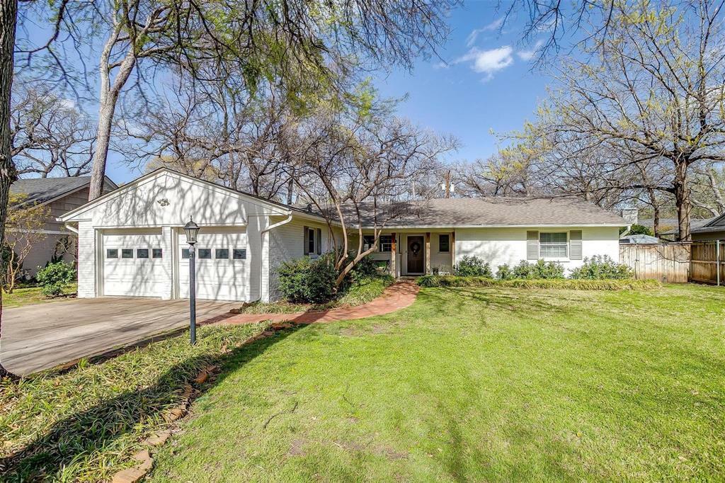 Property Photo: 3209 Tanglewood Trail TX 76109