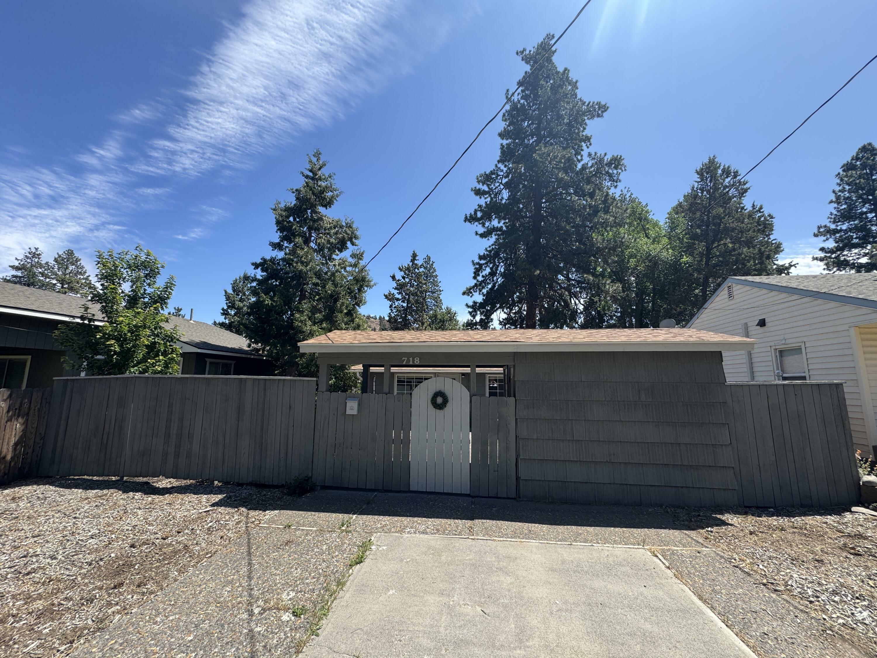 Property Photo:  718 NE 9th Street  OR 97701 