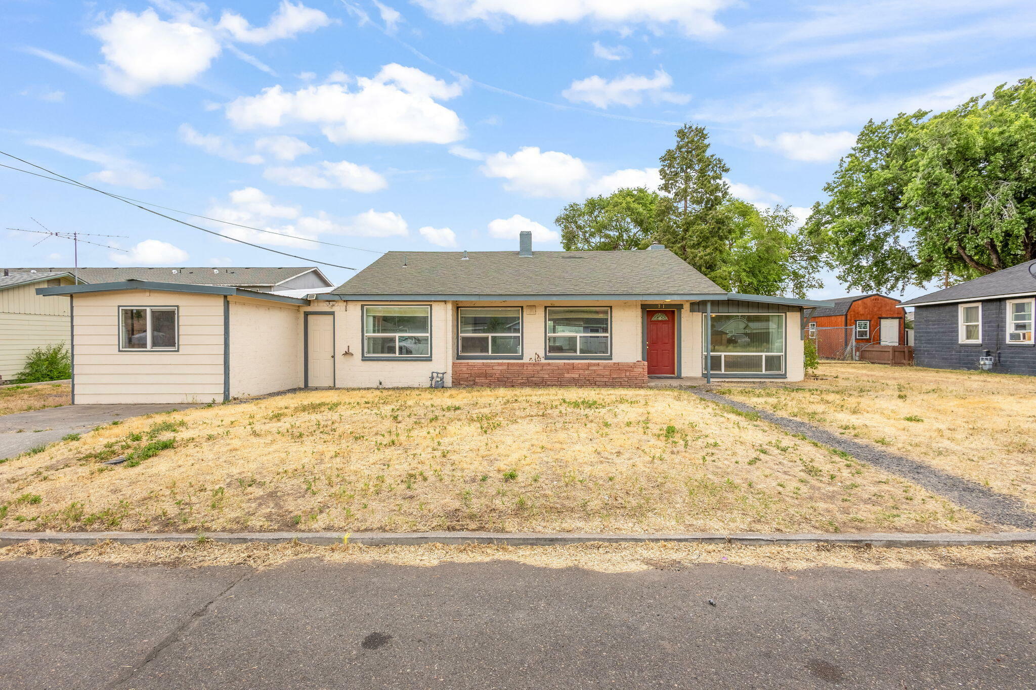 Property Photo: 71 SW 2nd Street OR 97741