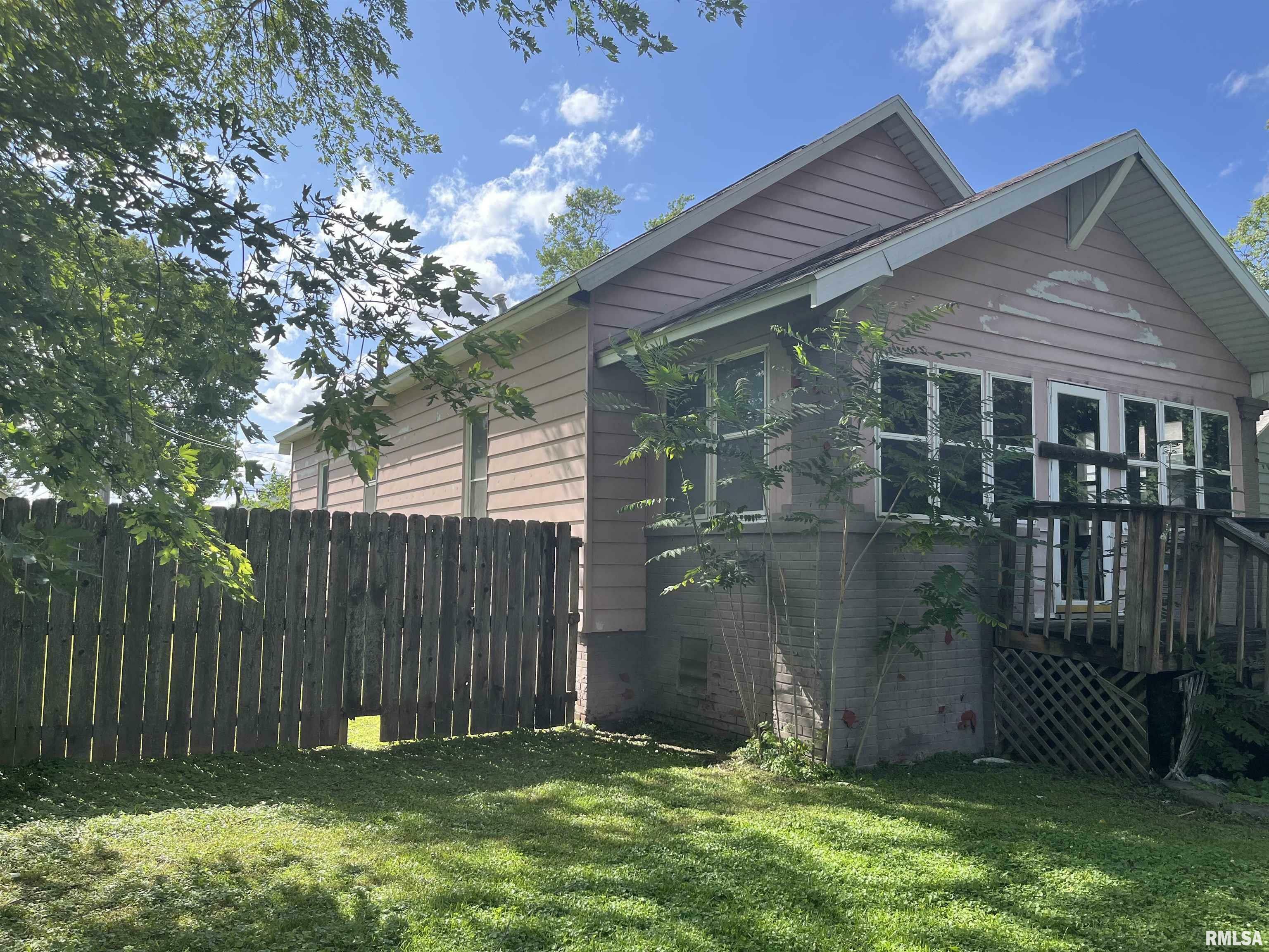 Property Photo: 628 S Elm Street IL 62801