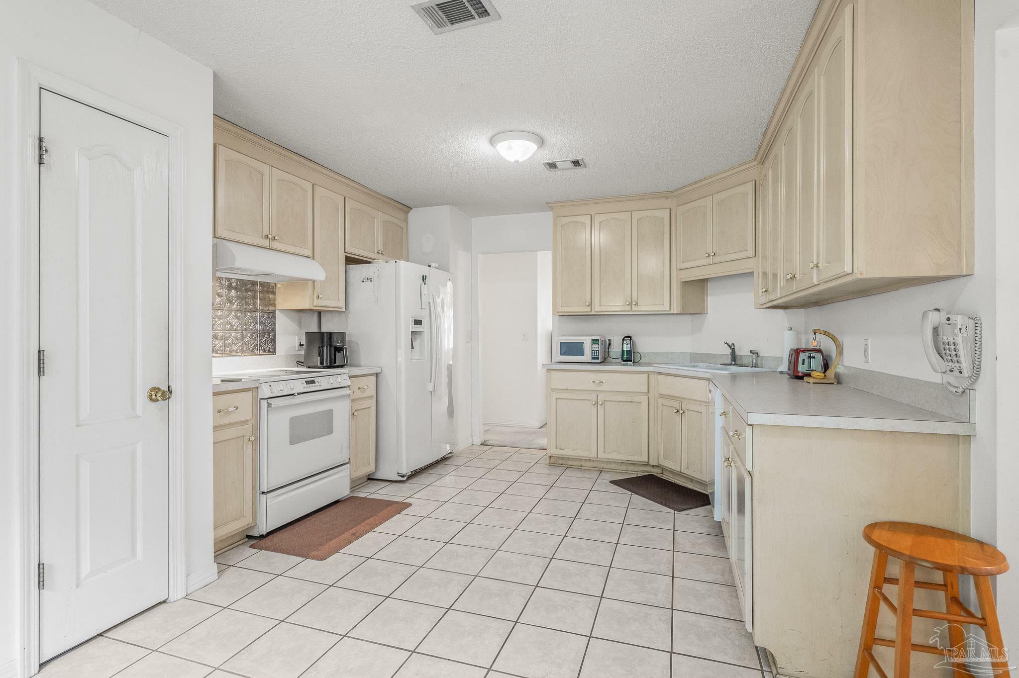 Property Photo: 5773 Hermitage Cir FL 32570