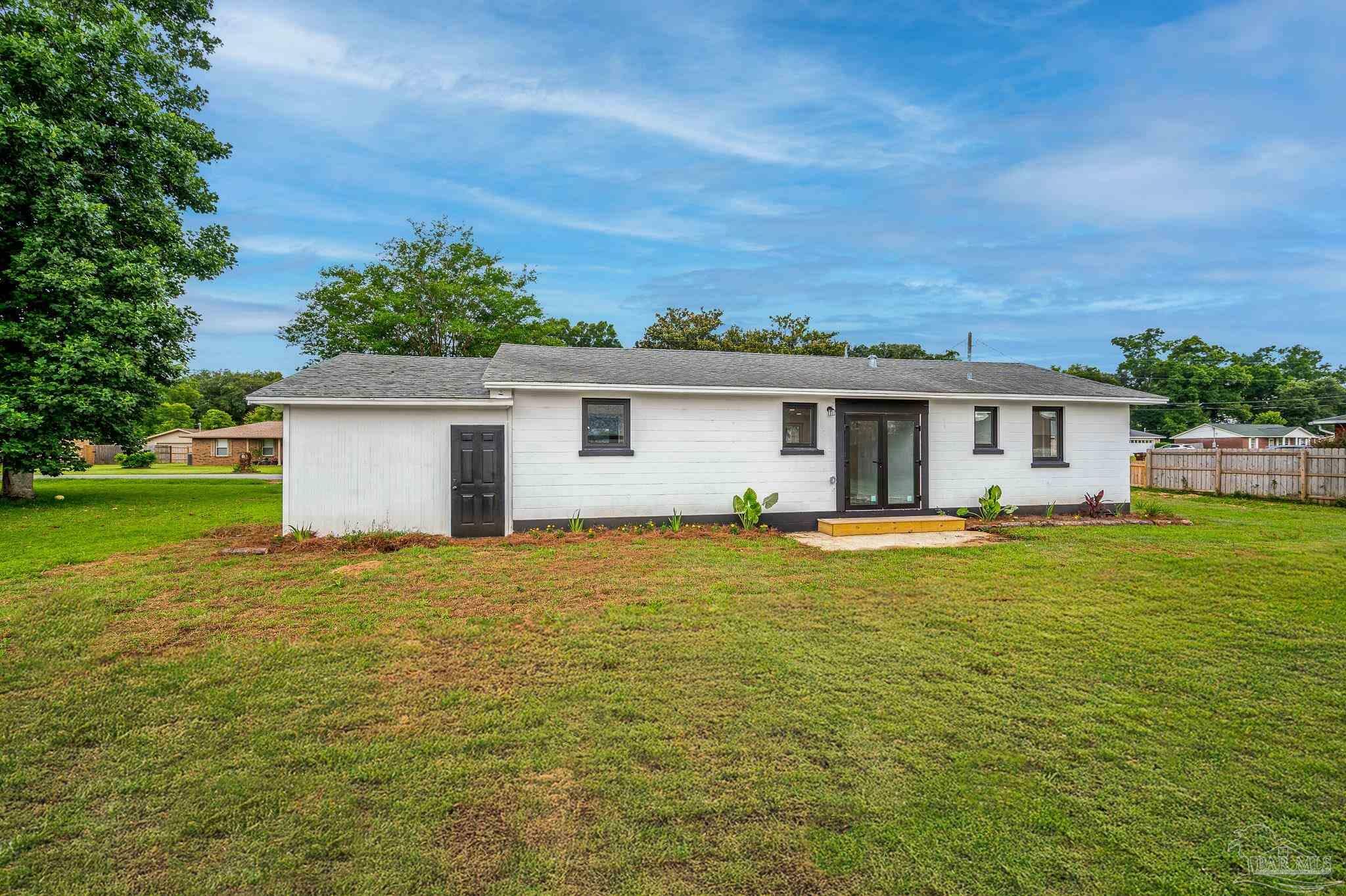 Property Photo: 4732 Pine Ln FL 32571