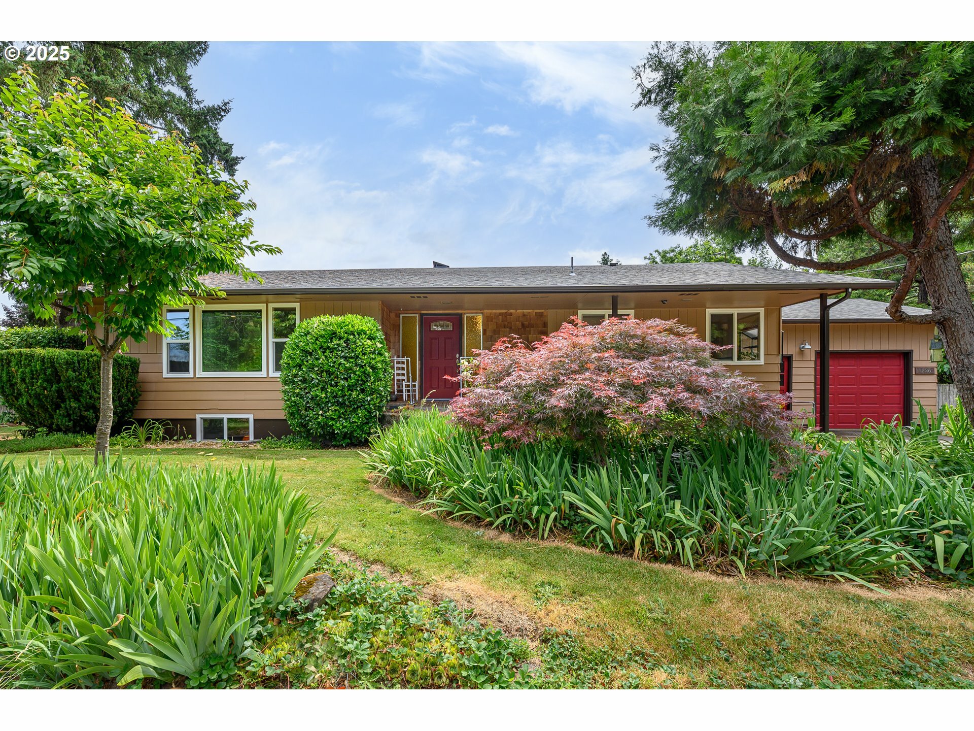 Property Photo: 1526 SW Cypress Ln OR 97128