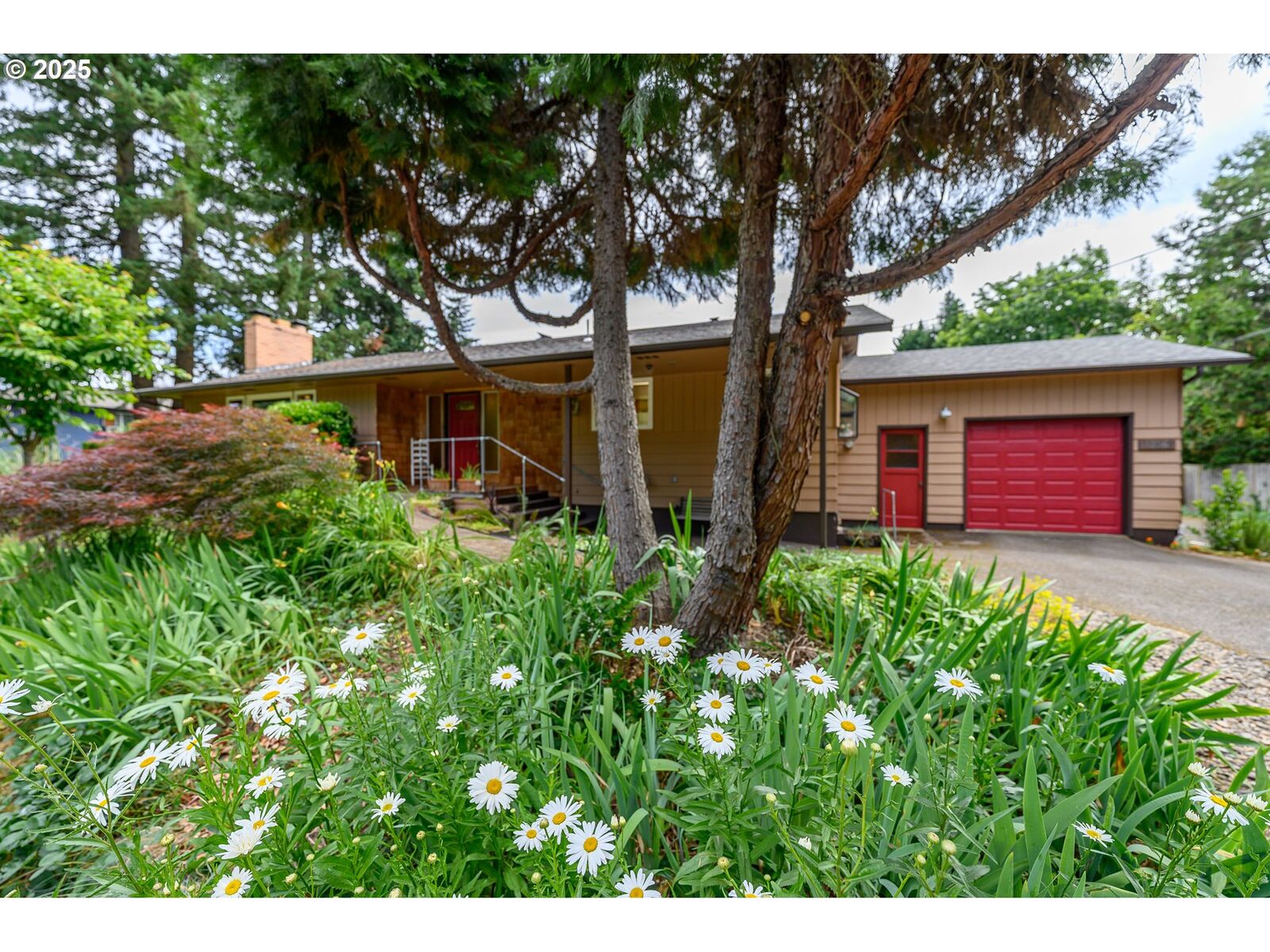 Property Photo:  1526 SW Cypress Ln  OR 97128 