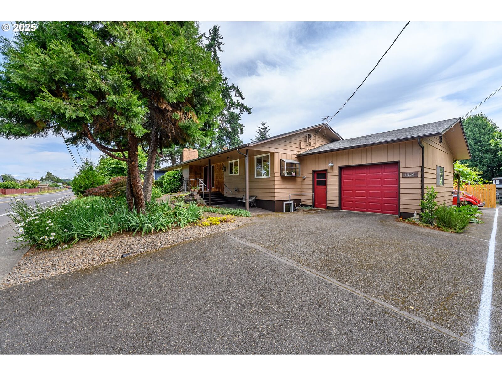 Property Photo:  1526 SW Cypress Ln  OR 97128