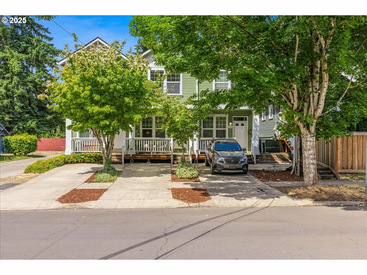 Property Photo:  121 SE 8th Ave  OR 97123 
