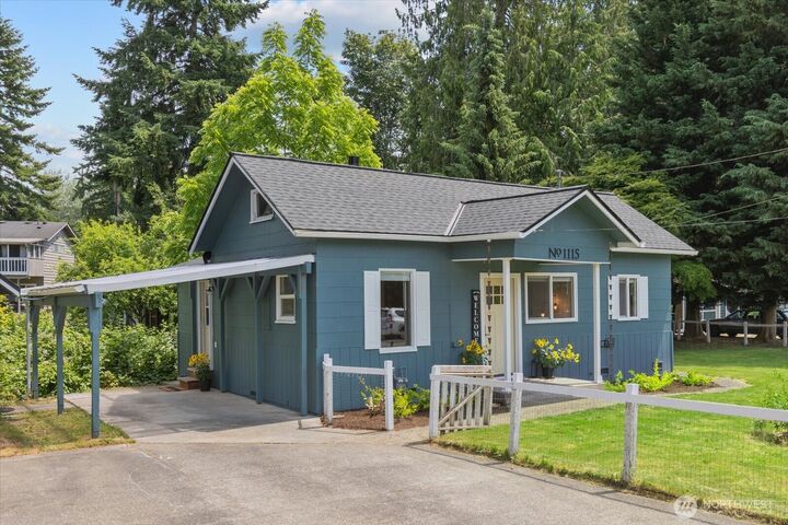 Property Photo: 1115 Avenue A WA 98290