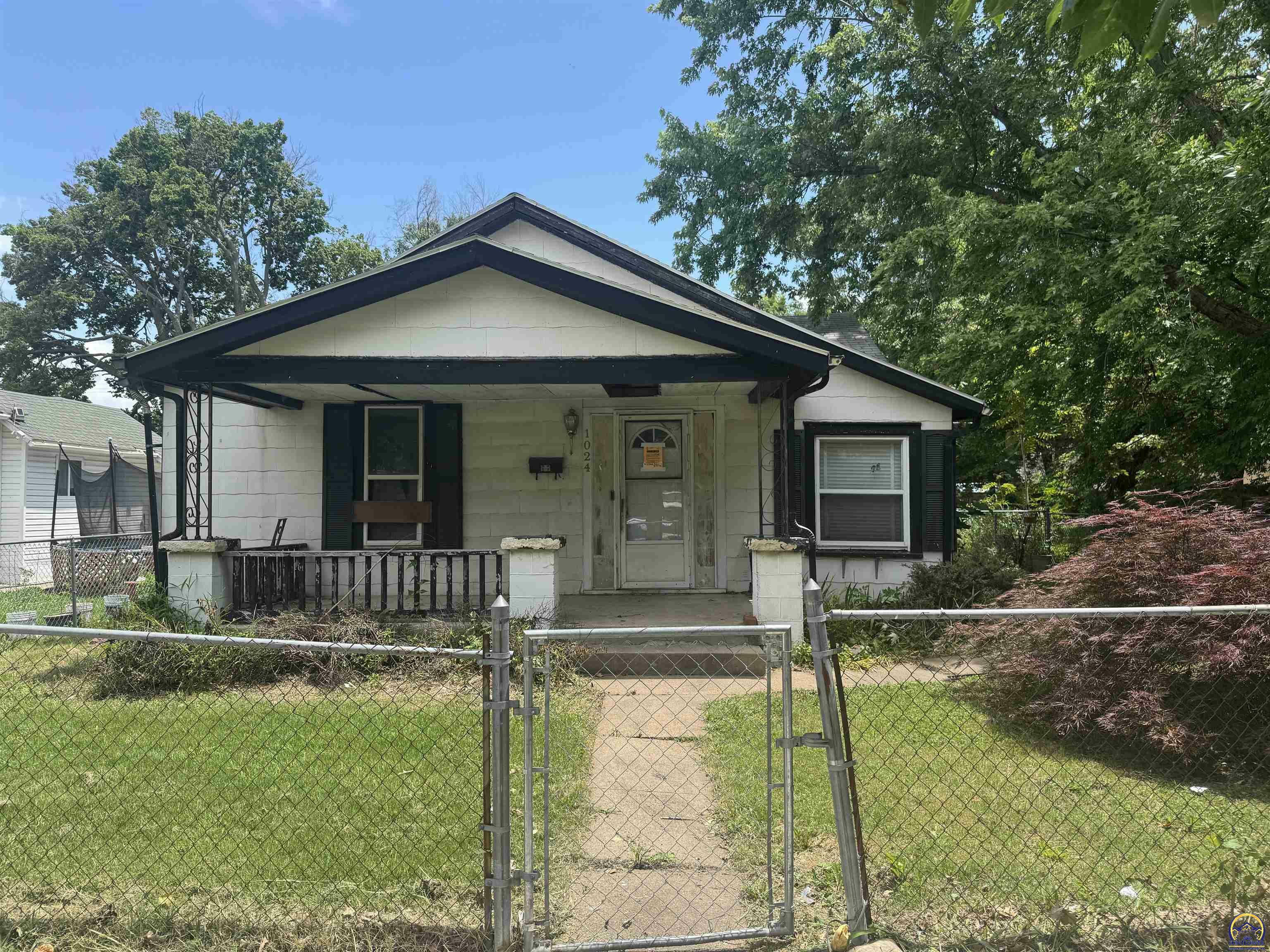 Property Photo: 1024 SW Buchanan St KS 66604