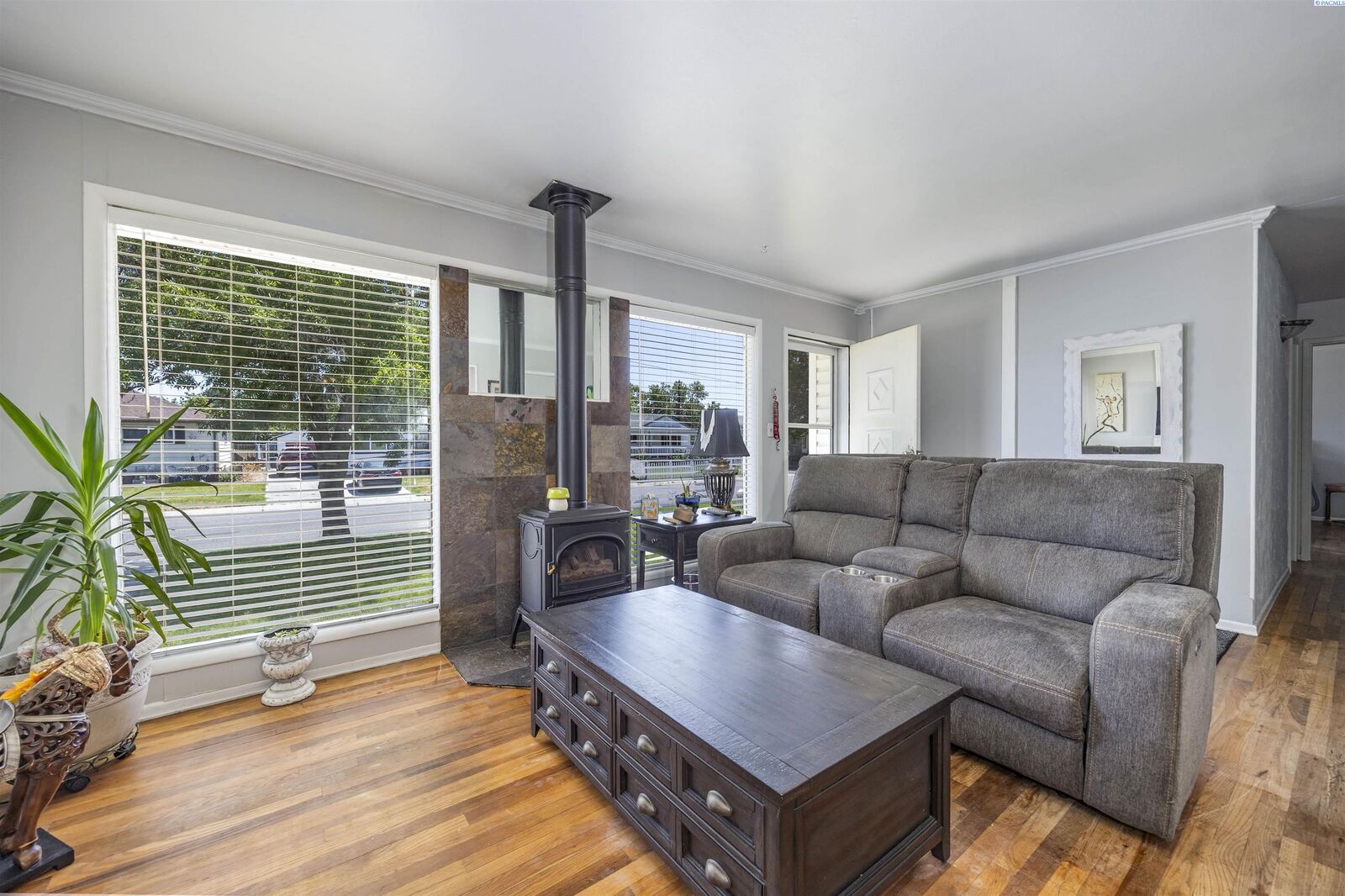 Property Photo:  2017 Everest Ave  WA 99354 
