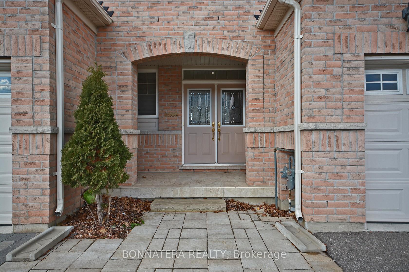 Property Photo: 3275 Stalybridge Drive 19 ON L5M 0L2