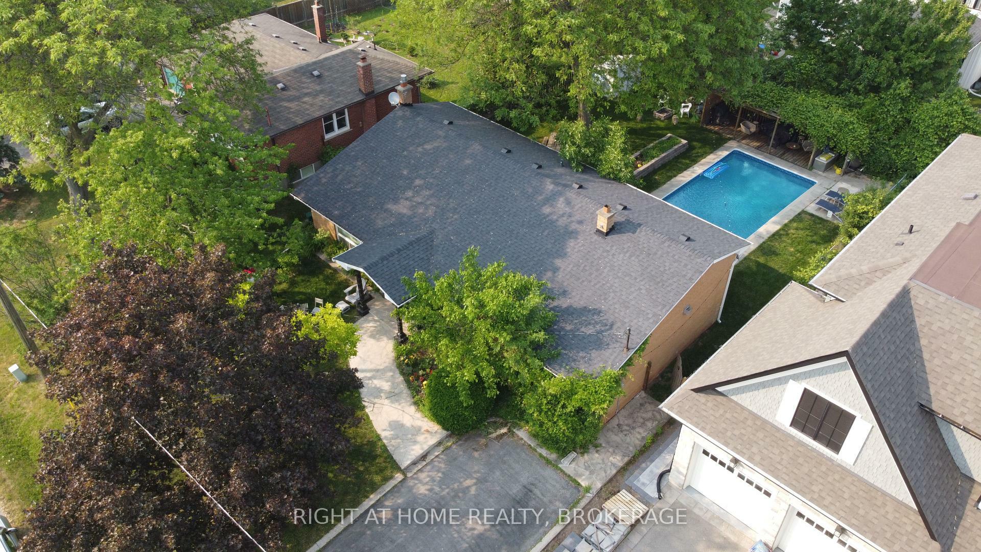 Property Photo: 423 Scarsdale Crescent ON L6L 3W6