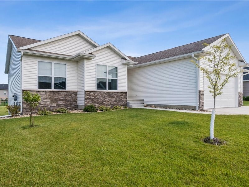 Property Photo: 1326 Echo Ridge Lane IA 52302