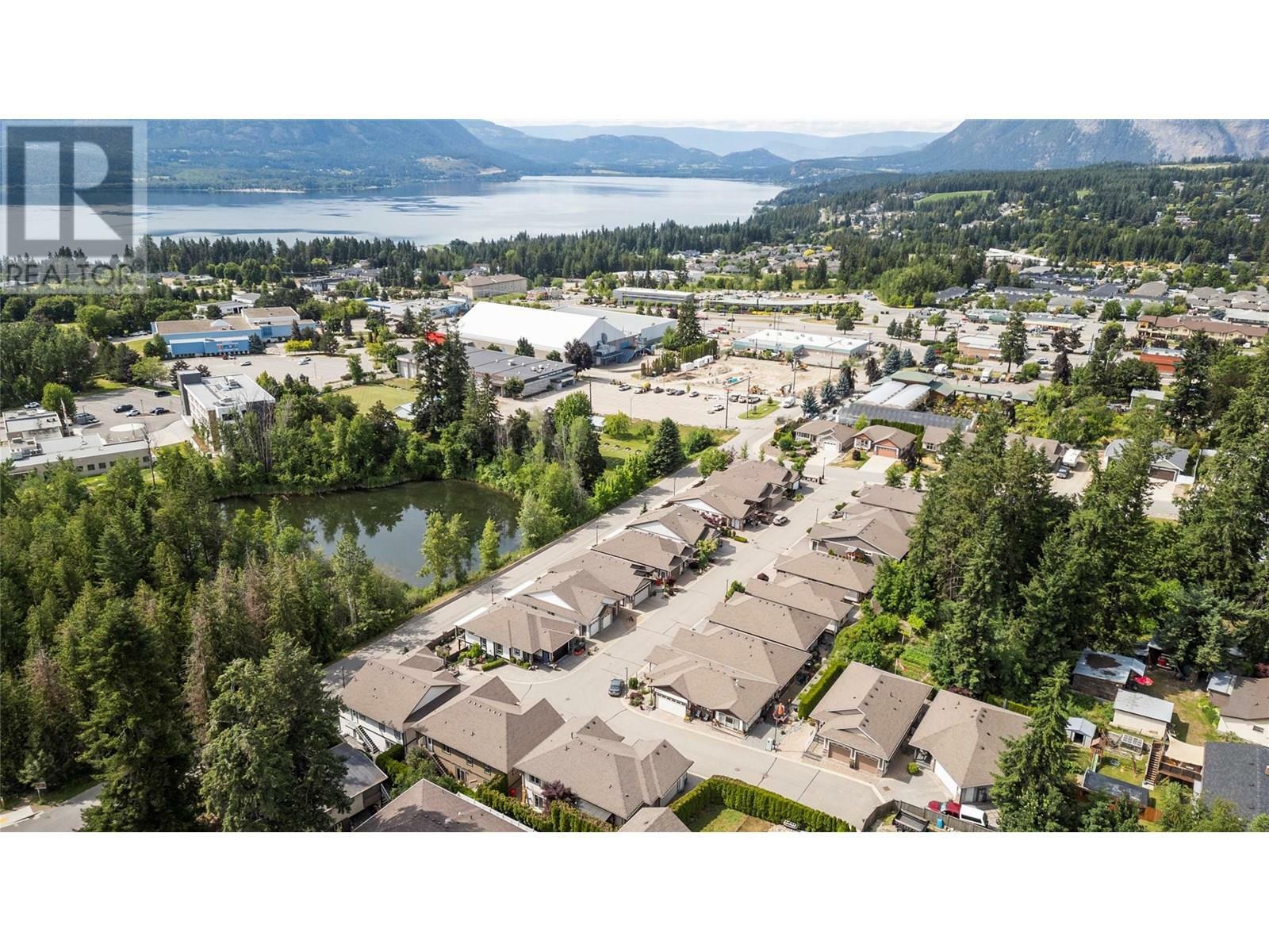 Photo de la propriété: 2850 7 Avenue Northeast 4 BC V1E 0B7