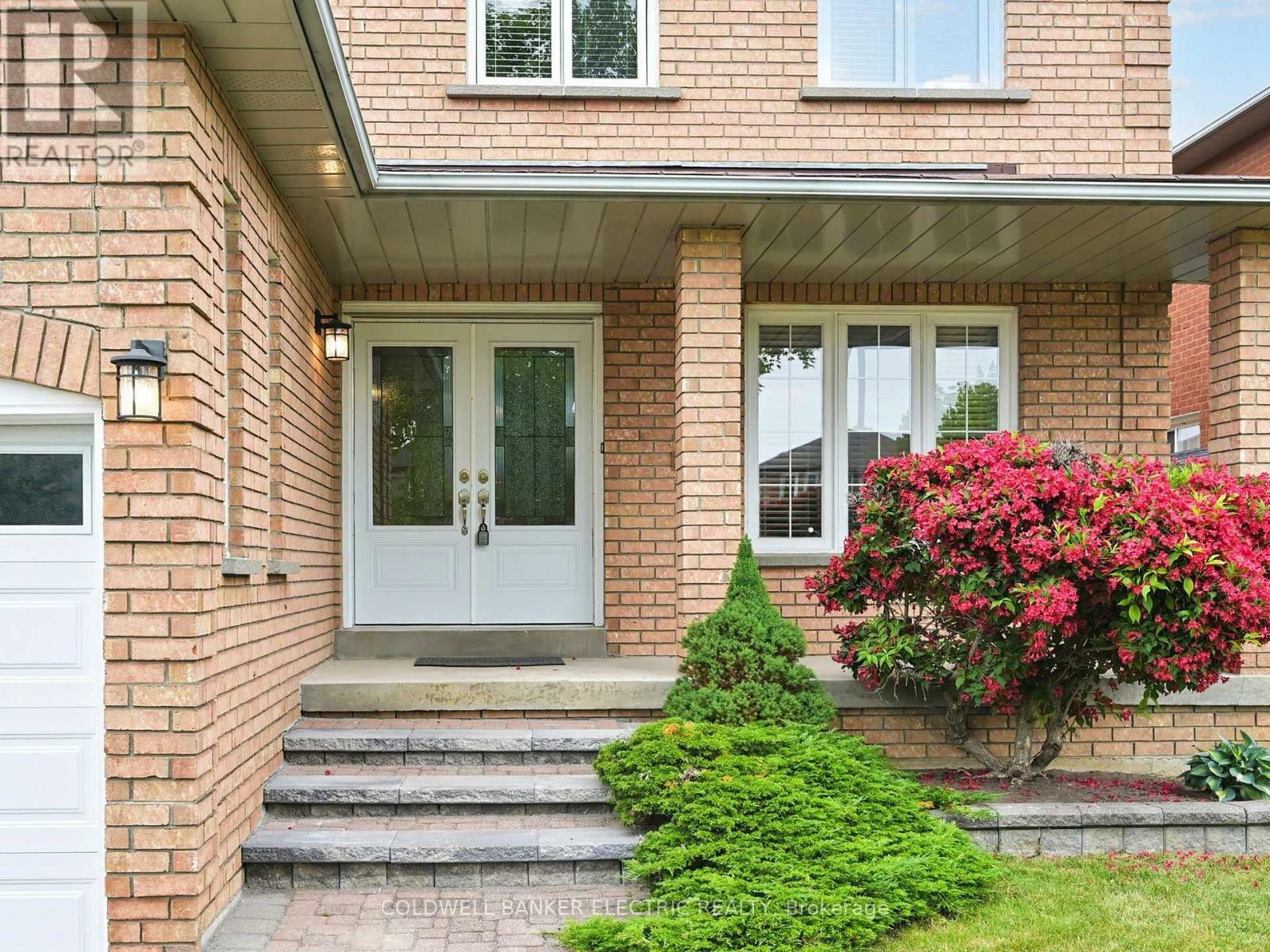 Photo de la propriété:  41 Falstaff Crescent  ON L1R 1W3 
