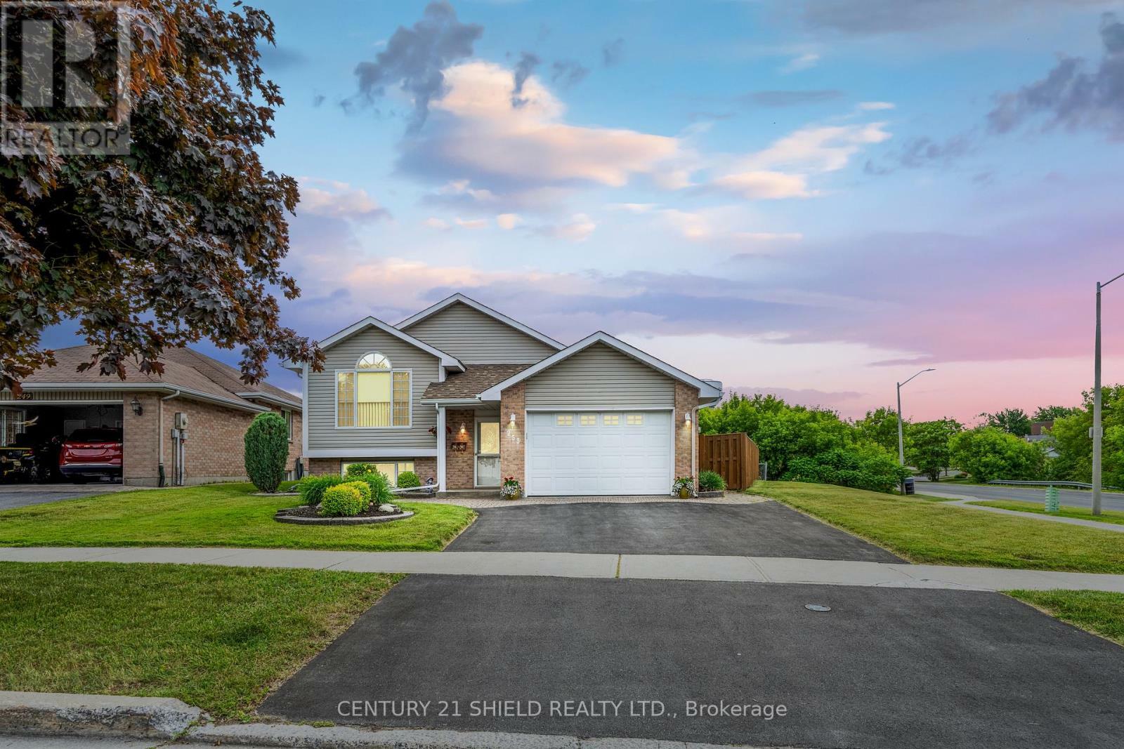 Photo de la propriété: 253 Northwoods Crescent ON K6H 7K3