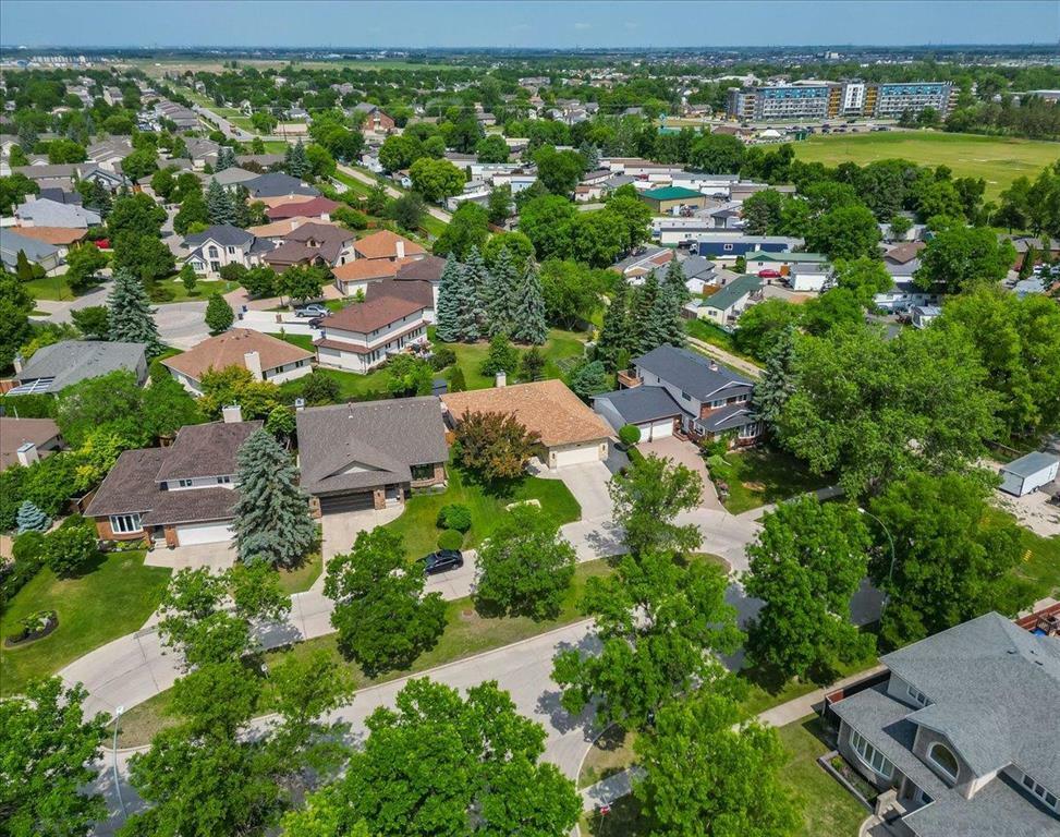Property Photo: 694 Rivergrove Drive MB R2V 3W3