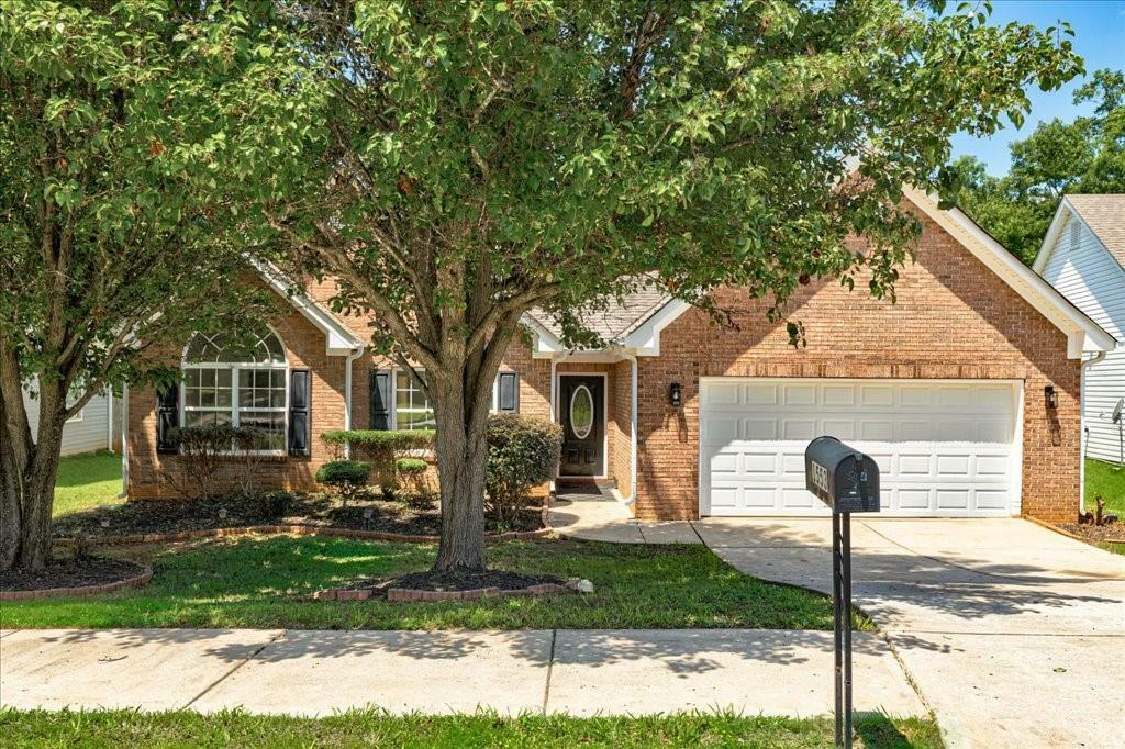 Property Photo: 1553 Queen Elizabeth Drive GA 30248