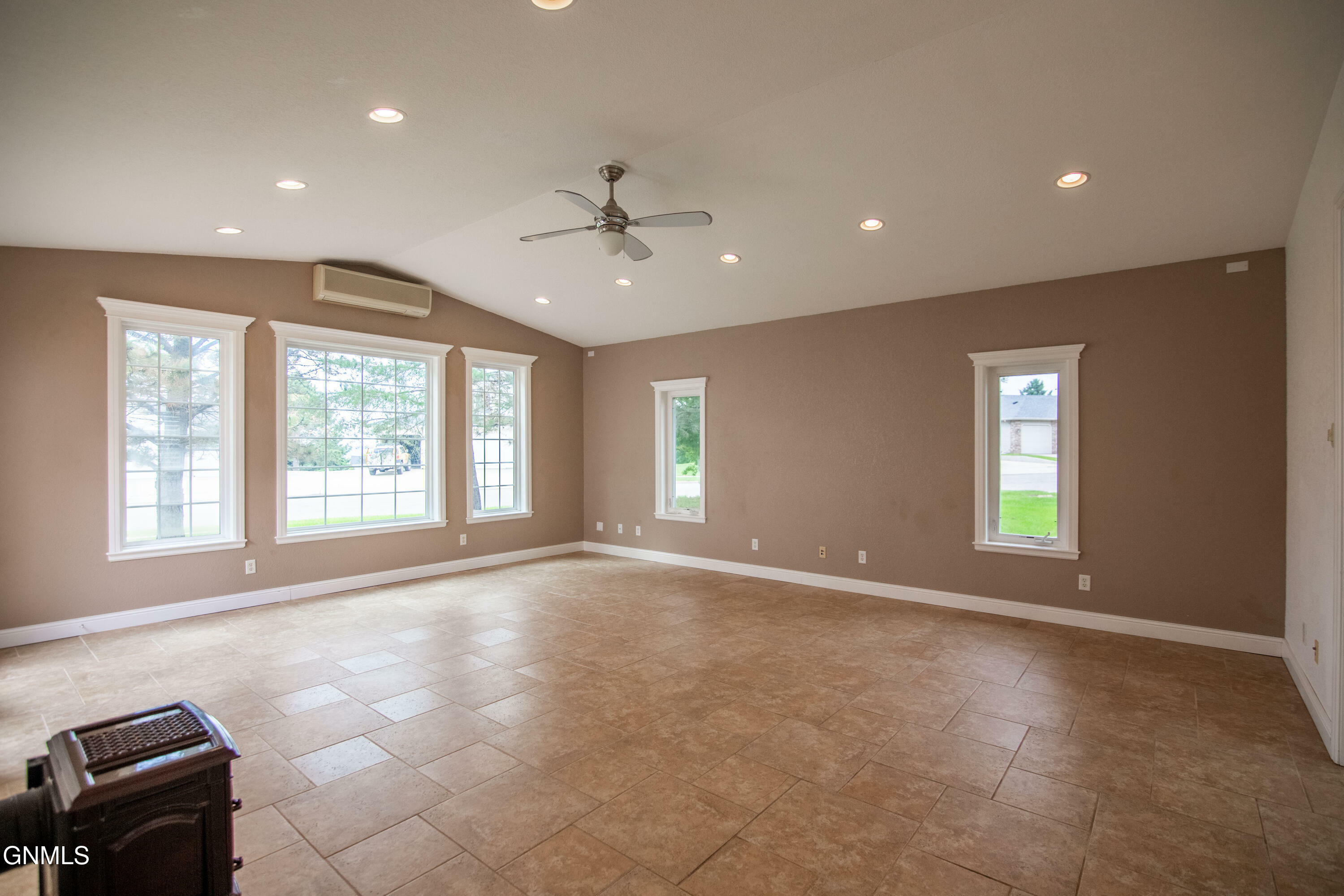 Property Photo:  516 Colt Avenue  ND 58503 